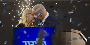 Ο Μπένιαμιν Νετανιάχου δίνει ένα φιλί στη σύζυγό του μετά από τη νίκη του στις εκλογές 