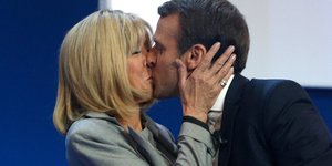 Η Μπριζίτ Μακρόν με τον σύζυγό της Εμανουέλ