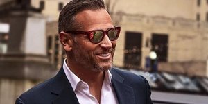 Ομορφος άνδρας με κοστούμι 