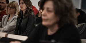 Η μητέρα του Παύλου Φυσσα και πλάι η σύζυγος του Πρωθυπουργού 