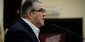 Δημήτρης Κουτσούμπας πριφίλ στο μικρόφωνο