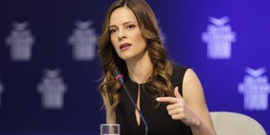 Εφη Αχτσιόγλου με μαύρη μπλούζα σε μπλε φόντο