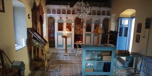 Εκκλησάκι με μπλε πόρτα 