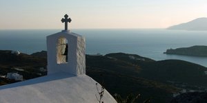 Καμπαναριό σε νησί μπροστά στη θαλασσα