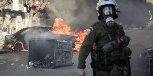Επεισόδια στα Εξάρχεια, φωτιές, κάδος σκουπίδια, αστυνομικός
