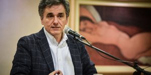 Ευκλείδης Τσακαλώτος με καρό σακάκι 