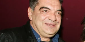 Κώστας Ευρυπιώτης μ εγαλάζιο πουκάμισο