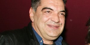 Κώστας Ευρυπιώτης μ εγαλάζιο πουκάμισο 