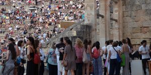 Κόσμος στο αρχαίο θέατρο της Επιδαύρου