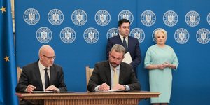 Εξάρχου, ΑΚΤΩΡ, υπογραφές