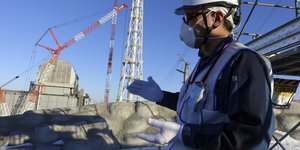 Αντρας με μάσκα στο εργοστάσιο της Φουκουσίμα
