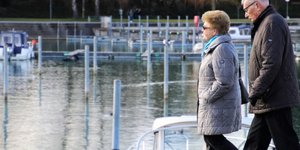 Ηλικιωμένο ζευγάρι βόλτα στη θαλασσα