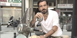 Ο Γιώργος Μαυρίδης πάνω στην βέσπα του