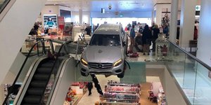 Το ΙΧ που εισέβαλε στο εμπορικό κέντρο και σταμάτησε λίγο πριν πέσει στον κάτω όροφο / Φωτογραφία: Bild