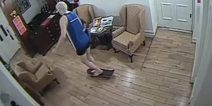 Ο Τζούλιαν Ασάνζ κάνει σκέιτμπορντ μέσα στην πρεσβεία του Ισημερινού