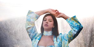 Η Κατερίνα Ντούσκα με λουλουδένιο σακάκι