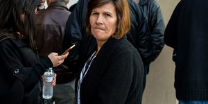 Η καθαρίστρια με μαύρη ζακέτα 