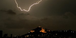 Κεραυνός πάνω από την Αθήνα