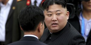 Κιμ Γιονγκ κοιτάζει λοξά 