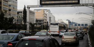 Κίνηση το ένα αυτοκίνητο πίσω από το άλλο