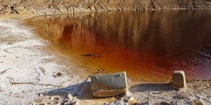 Βαλίτσα στην Κόκκινη Λίμνη 