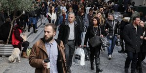 Κόσμος στο δρόμο, άσπρος σκύλος