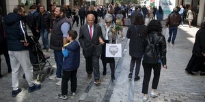Κόσμος στο δρόμο, ζευγάρι ηλικιωμένων αγκαλια