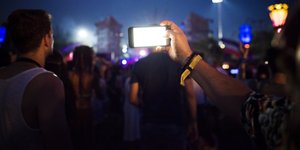 Κόσμος σε συναυλία με κινητό