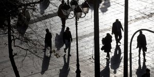 Ανθρωποι περπατάνε σε πλακόστρωτο