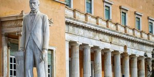 Κτίριο Βουλής με άγαλμα