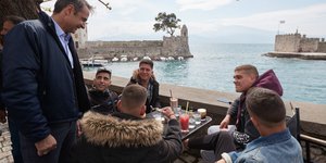 Κυριάκος Μητσοτάκης συνομιλεί με νέους