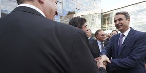 Χειραψία του Κυριάκου Μητσοτάκη