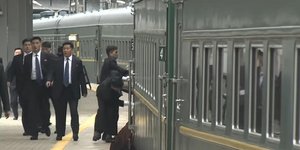 Μέλη της συνοδείας του Κιμ γυαλίζουν το τρένο του