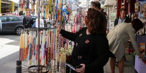 Αγορά πάσχα, γυναίκα αγοράζει λαμπάδα