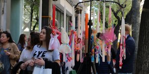 Αγορά το Πάσχα με λαμπάδες