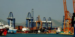 Λιμάνι με καράβια και γερανούς