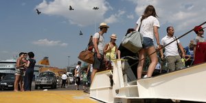 Εκδρομείς του Πάσχα ανεβαίνουν στο πλοίο