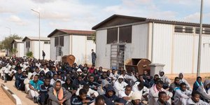 Κρατούμενοι πρόσφυγες σε καταυλισμό στη Λιβύη 