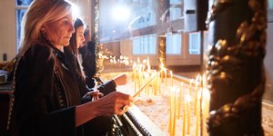 Μαρέβα Γκραμπόβσκι με την κόρη της ανάβουν κερια