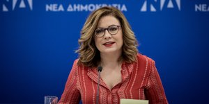 Μαρία Σπυράκη με κόκκινο πουκάμισο και κοκκινο κραγιον
