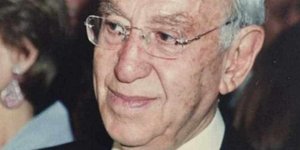Μηνάς Δ. Εφραίμογλου με γυαλιά