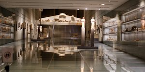 Το εσωτερικό του Μουσείου Ακρόπολης, σκαλες και αγάλματα 