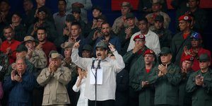 O Νικολάς Μαδούρο με μέλη της πολιτοφυλακής του