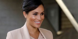 Η Μέγκαν Μαρκλ με ροδακινί φόρεμα