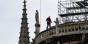 Εργάτης στην οροφή της Παναγίας των Παρισίων