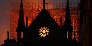 O καθεδρικός της Παναγίας των Παρισίων στις φλόγες 