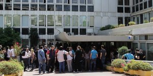 Κόσμος έξω από κτήριο του ΟΑΕΔ