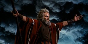 Ανδρας με μούσι και κόκκινο χιτώνα