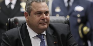 Πάνος Καμμένος με γραβάτα και καρφίτσα