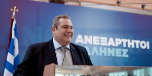 Πάνος Καμμένος χαμογελαστός στο βήμα